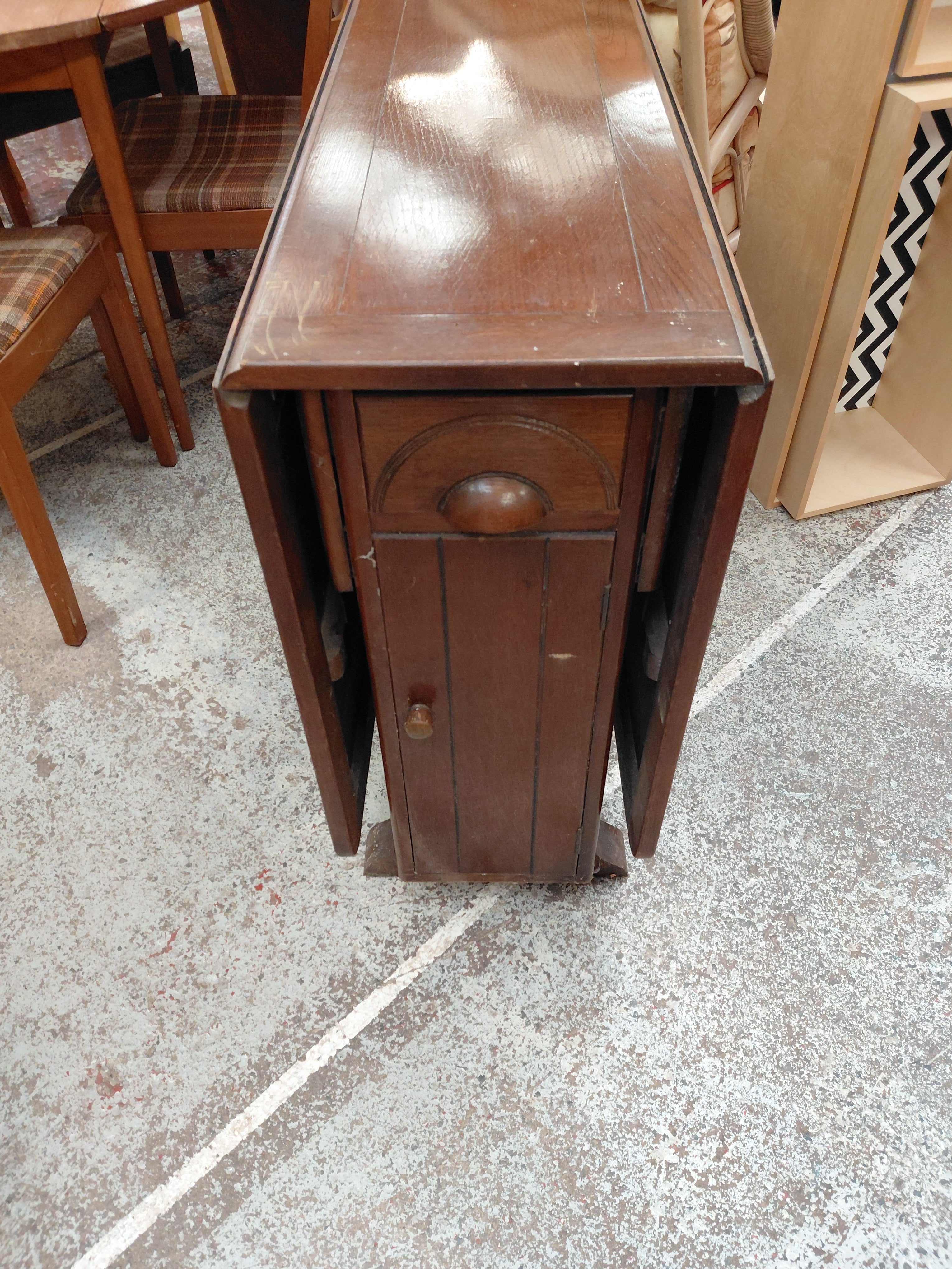 Drop leaf table