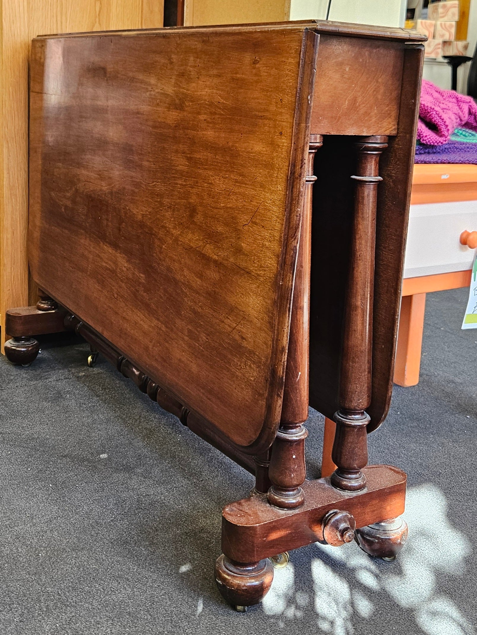 Dropleaf table