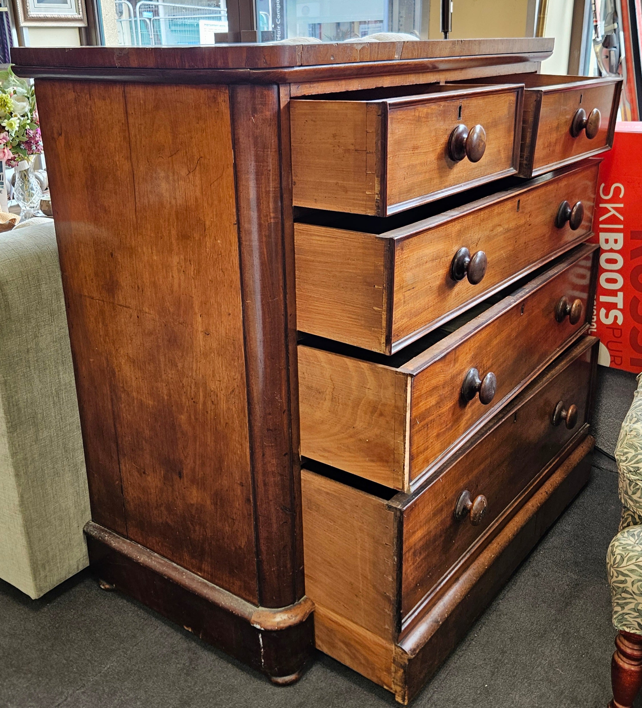 Chest of drawers