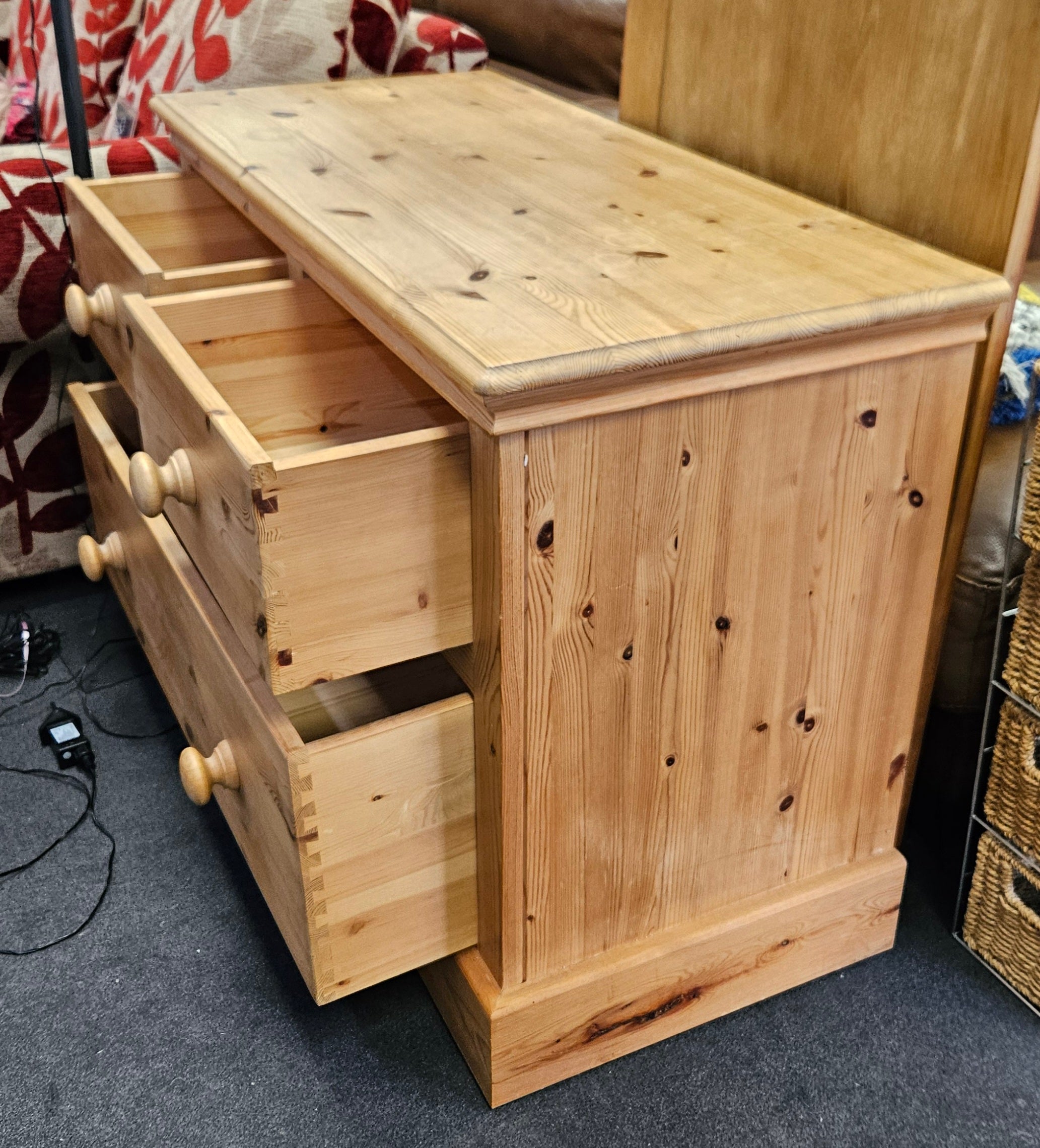Pine chest of drawers
