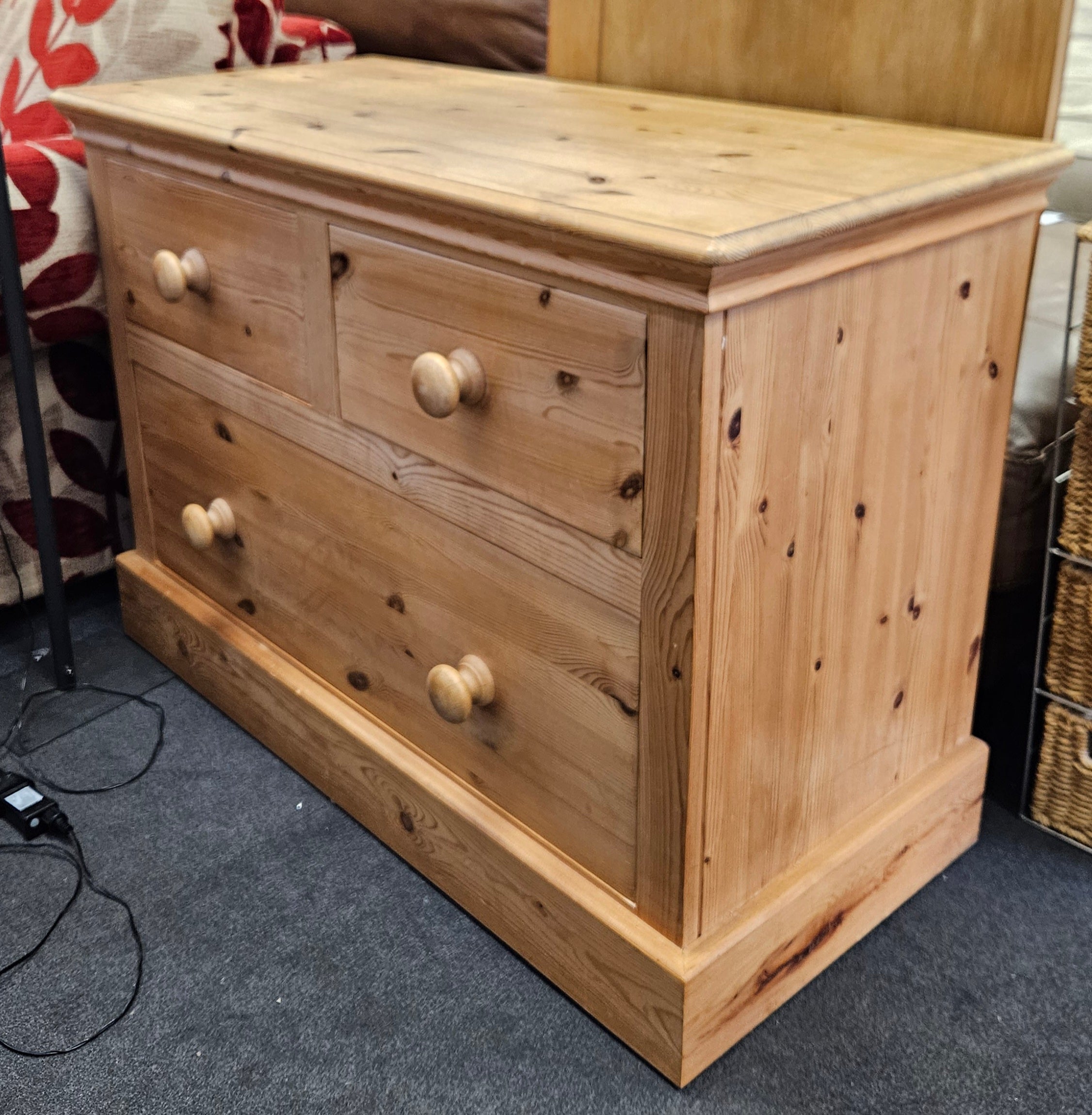 Pine chest of drawers