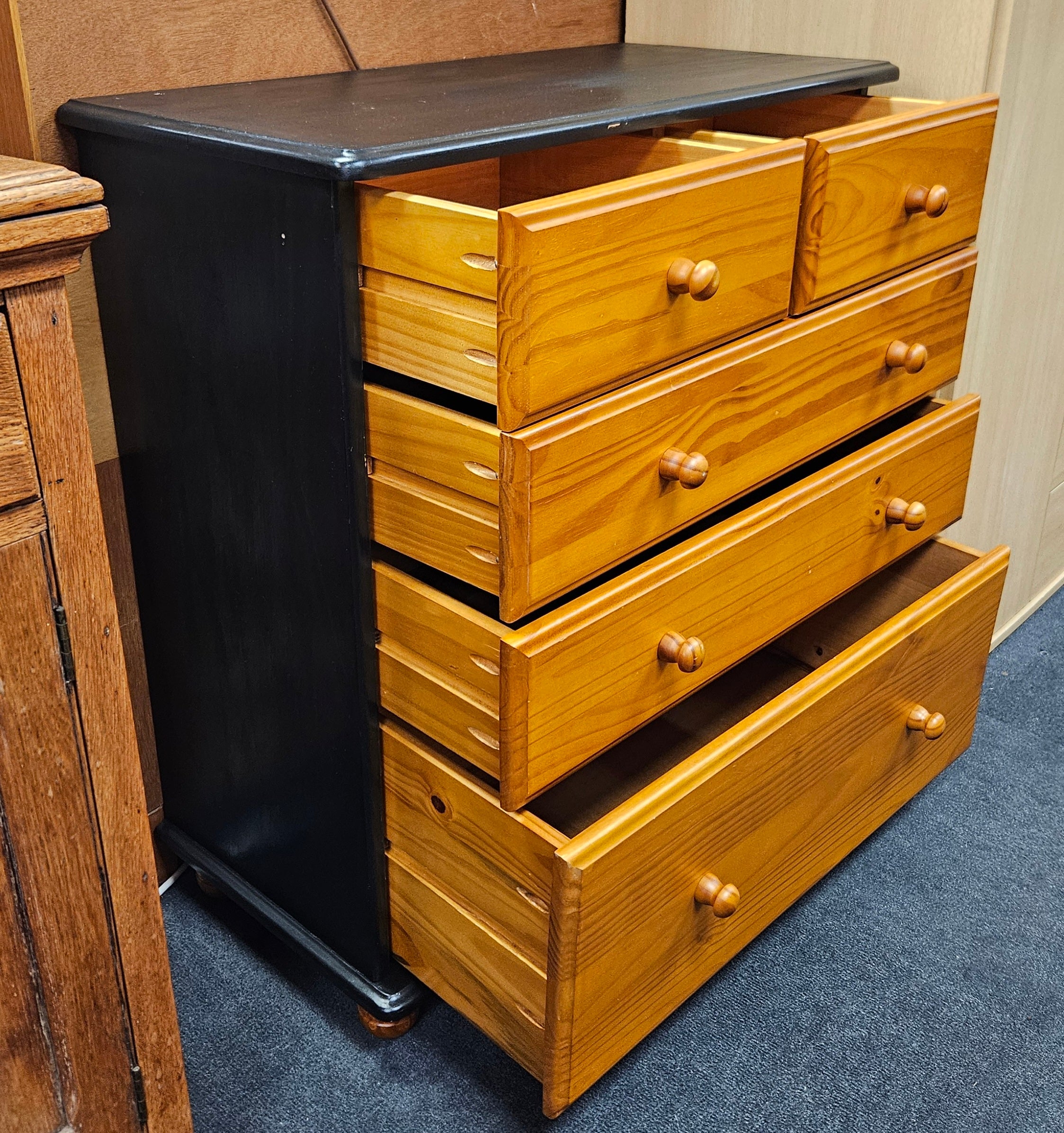 Chest of drawers