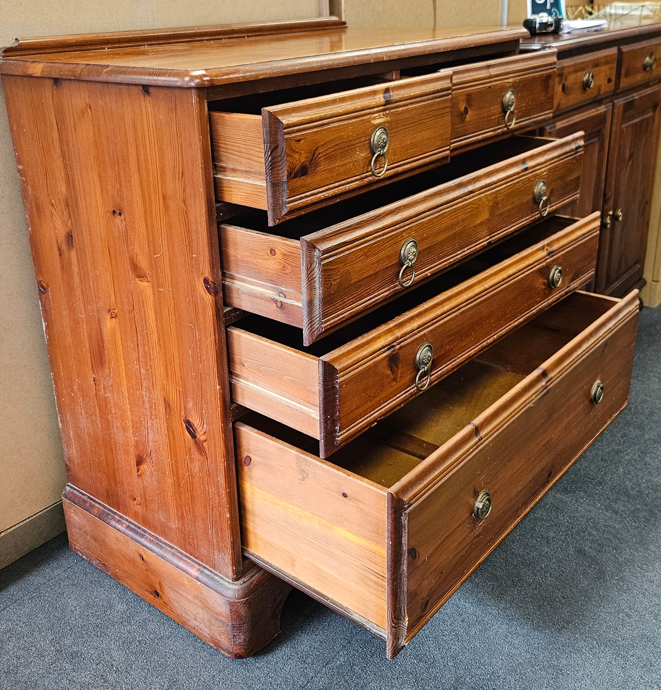 Chest of drawers