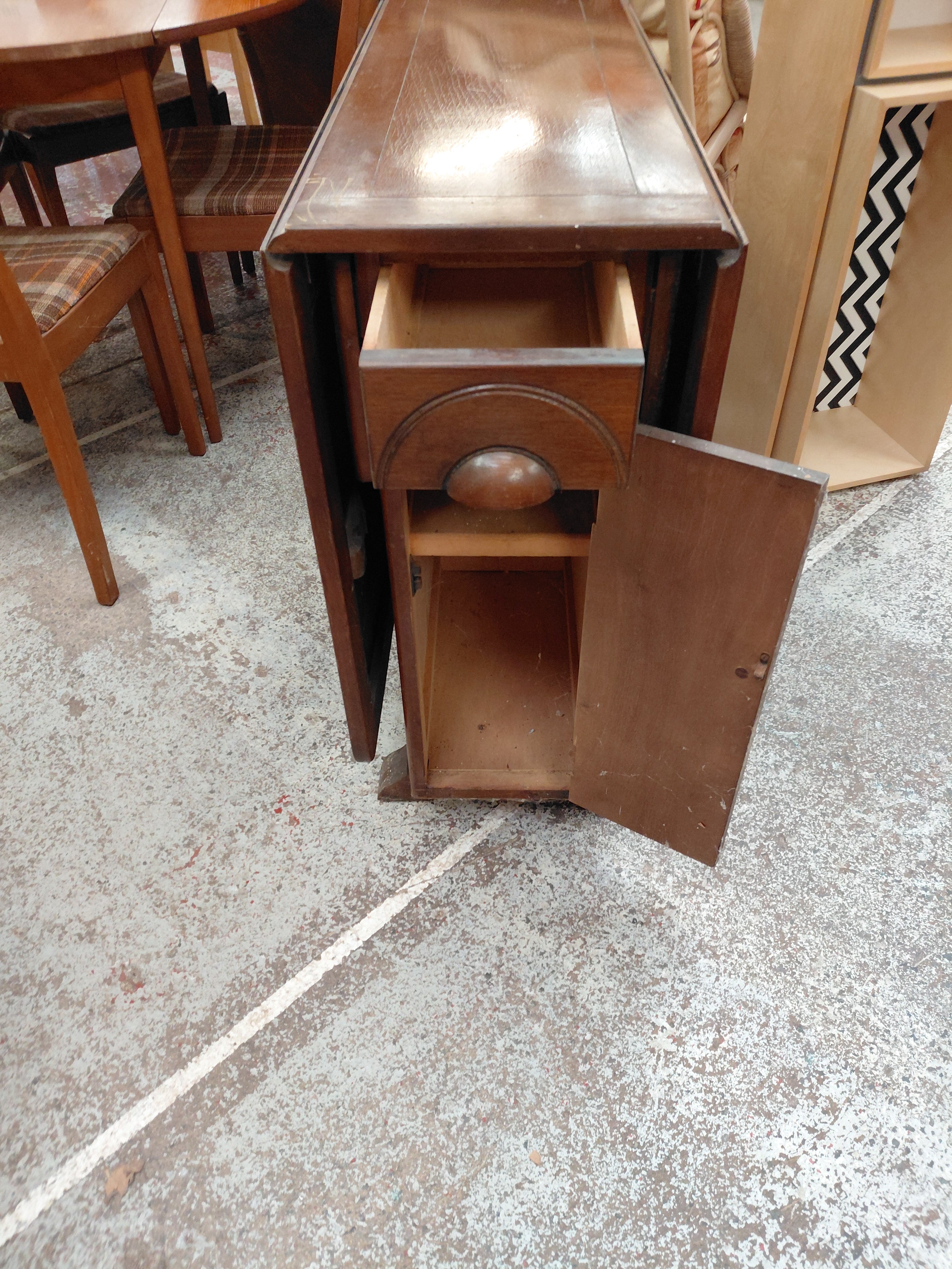 Drop leaf table
