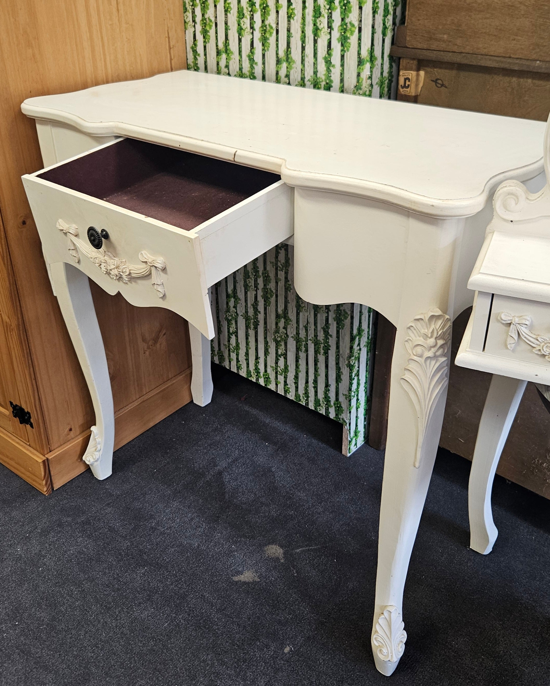 Dressing table & mirror