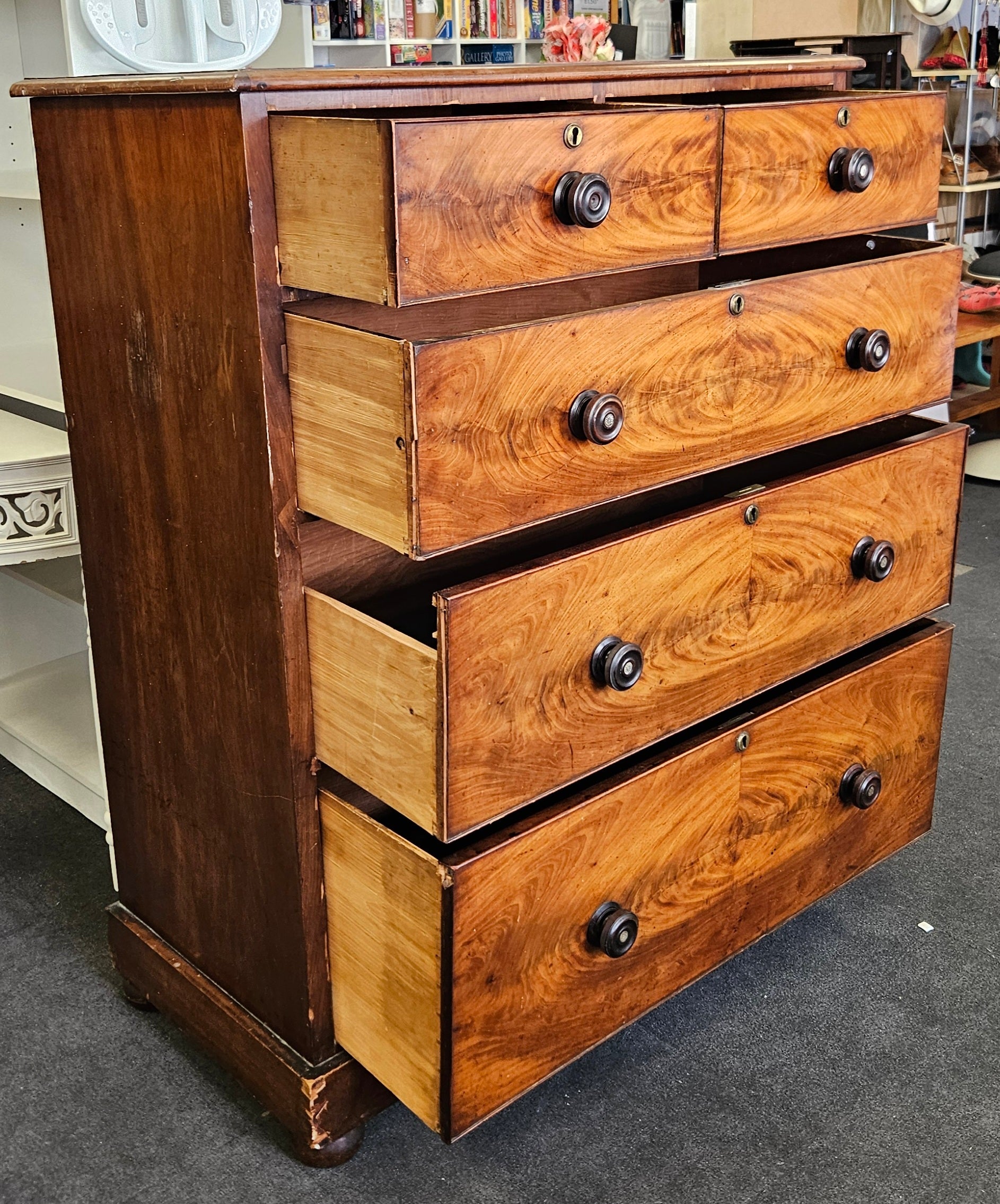 Chest of drawers