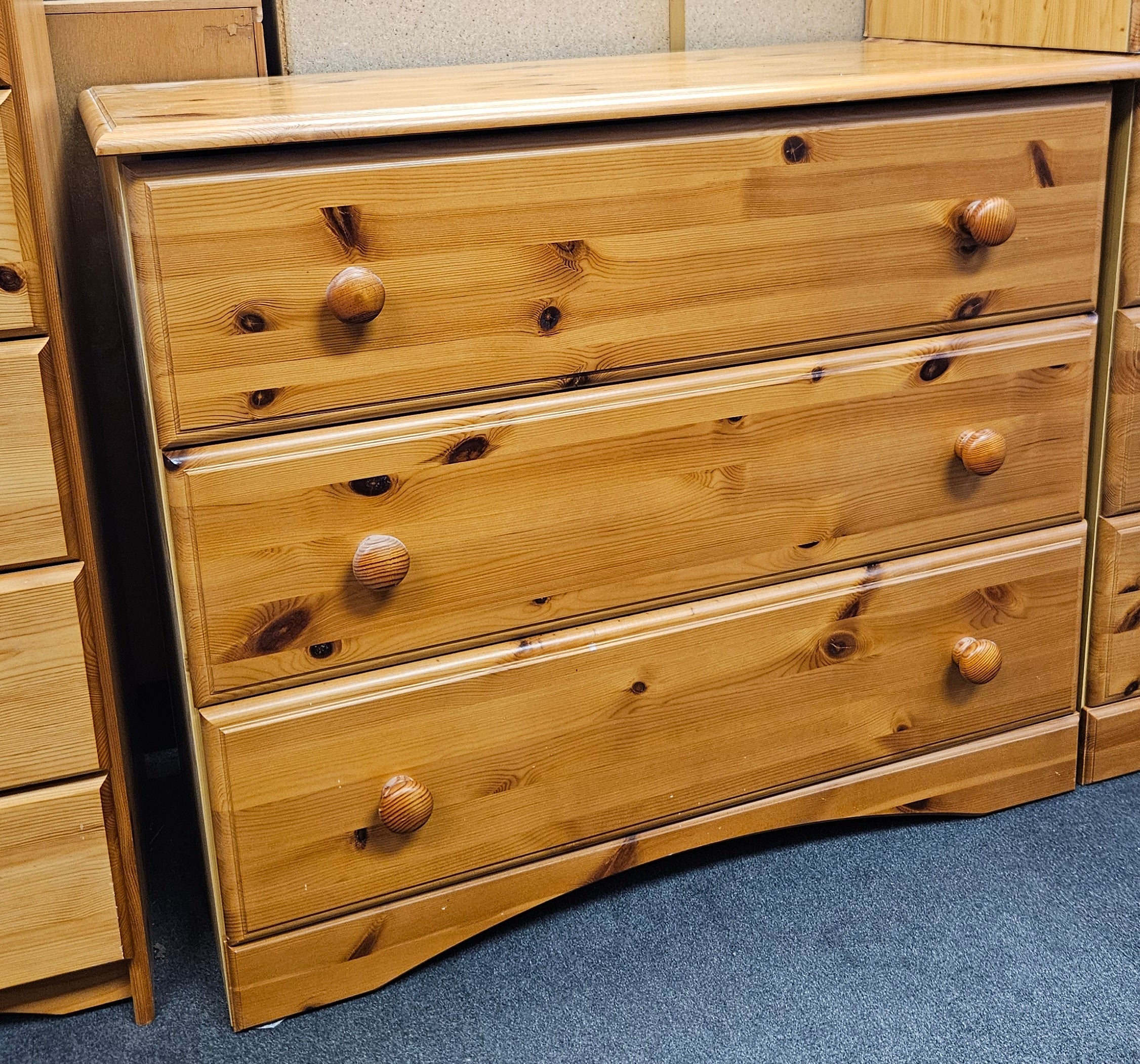 Pine chest of drawers