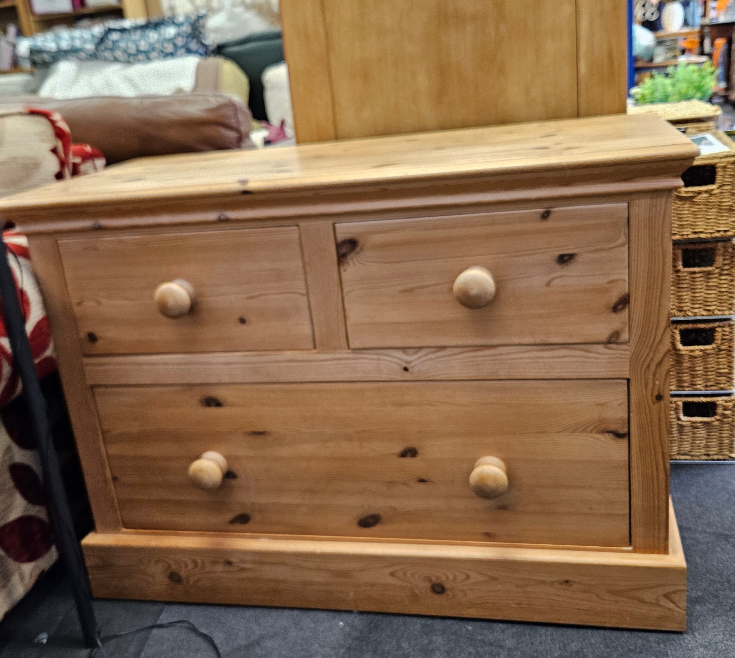 Pine chest of drawers
