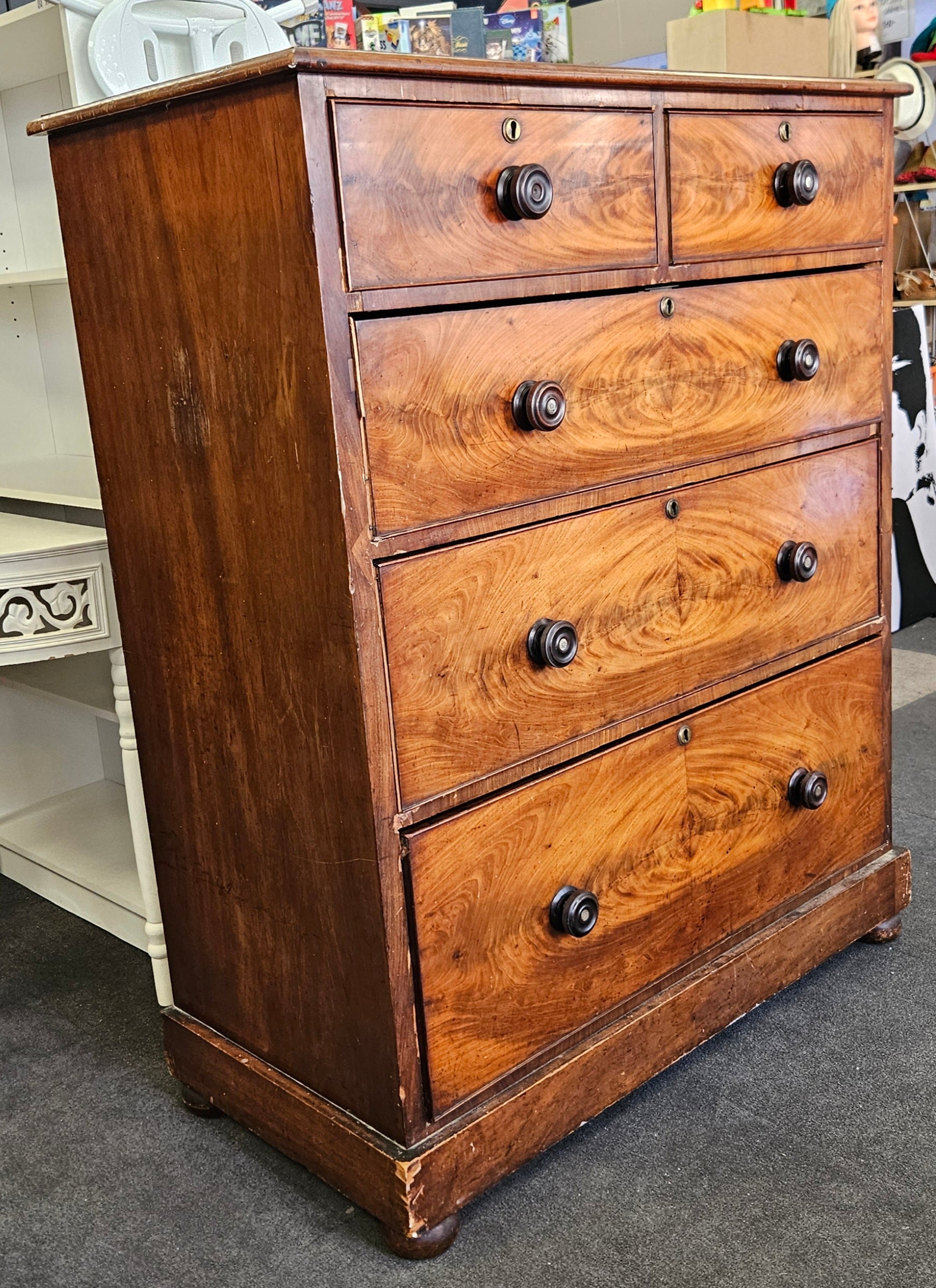Chest of drawers