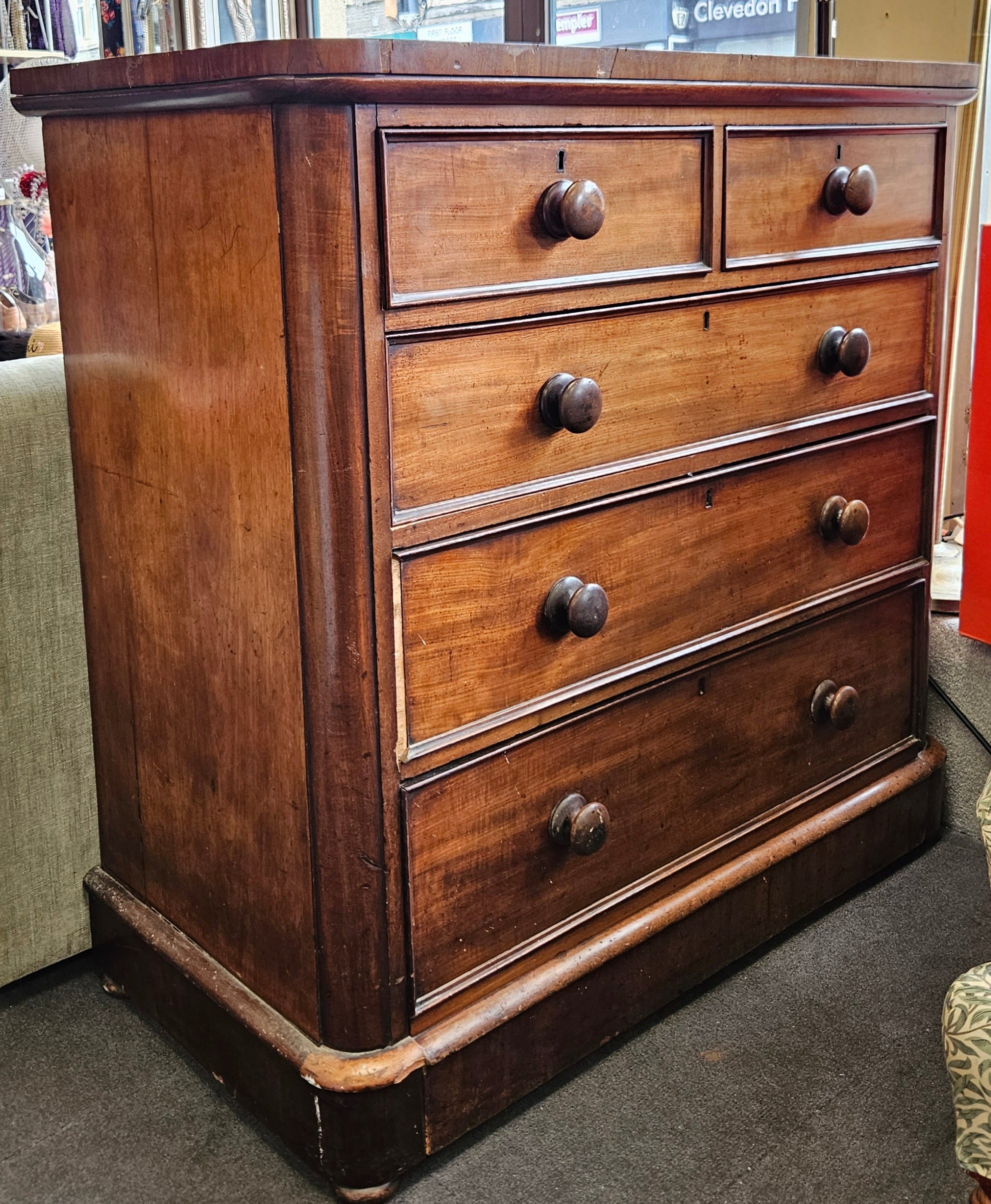 Chest of drawers