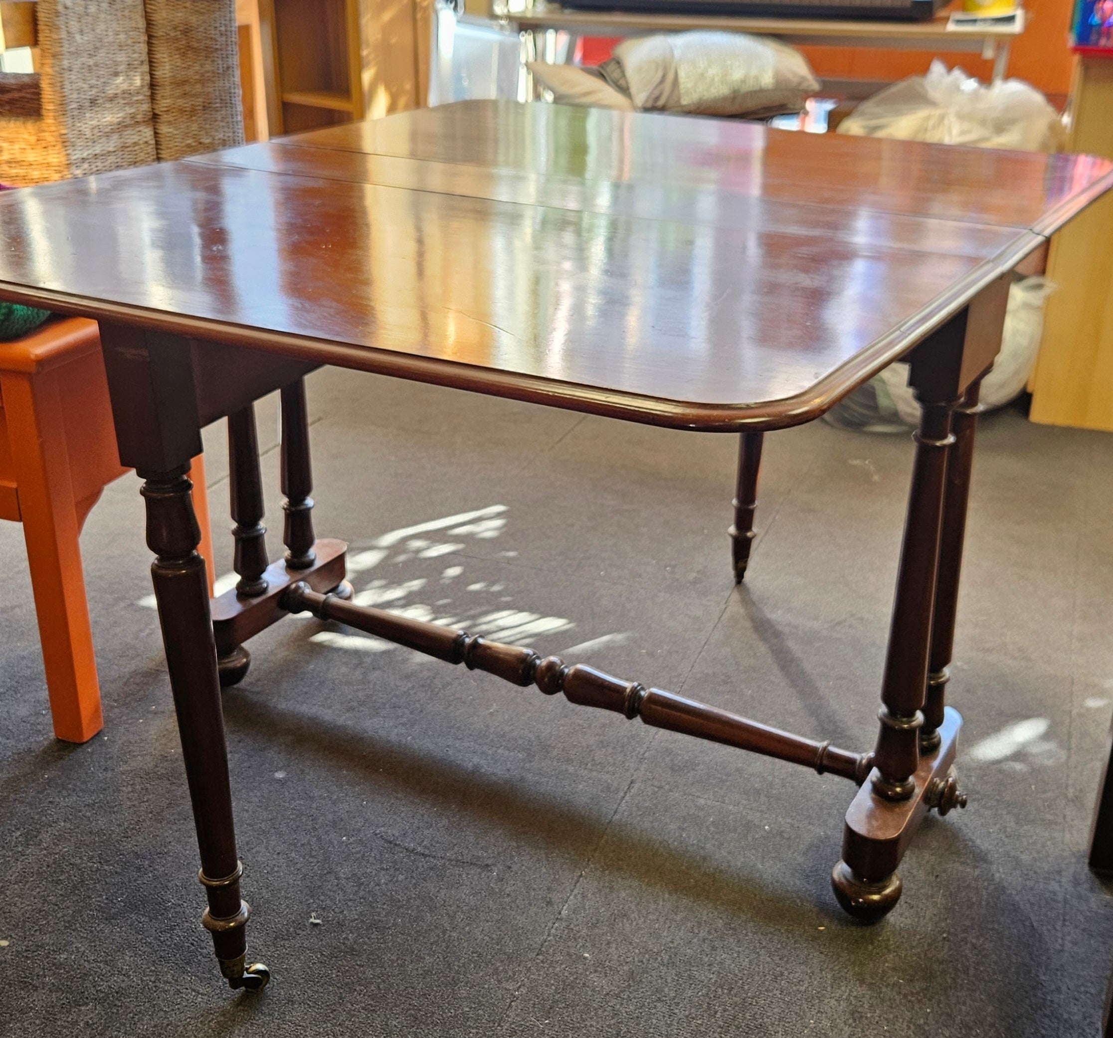 Dropleaf table