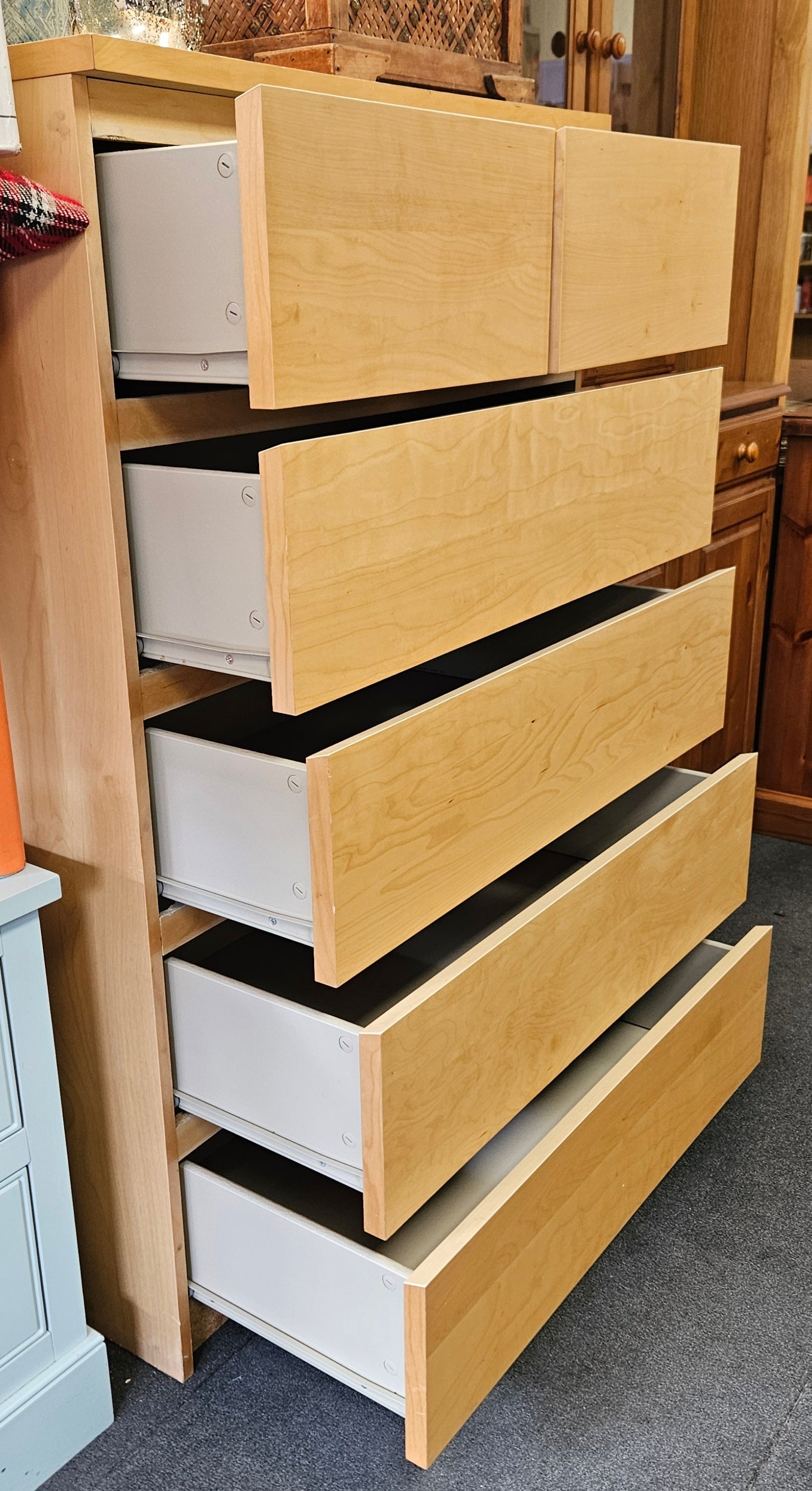 Chest of drawers