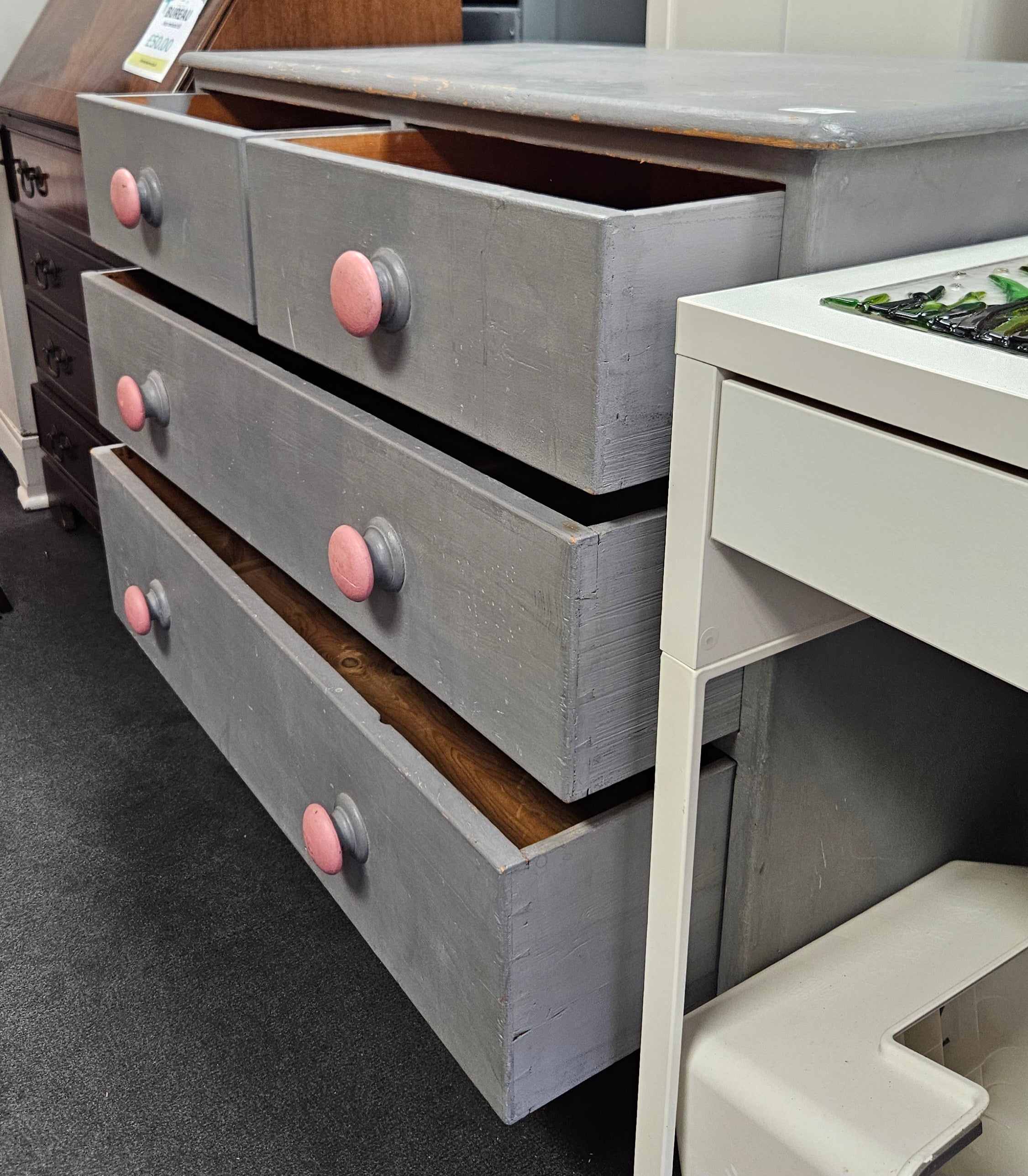 Chest of drawers