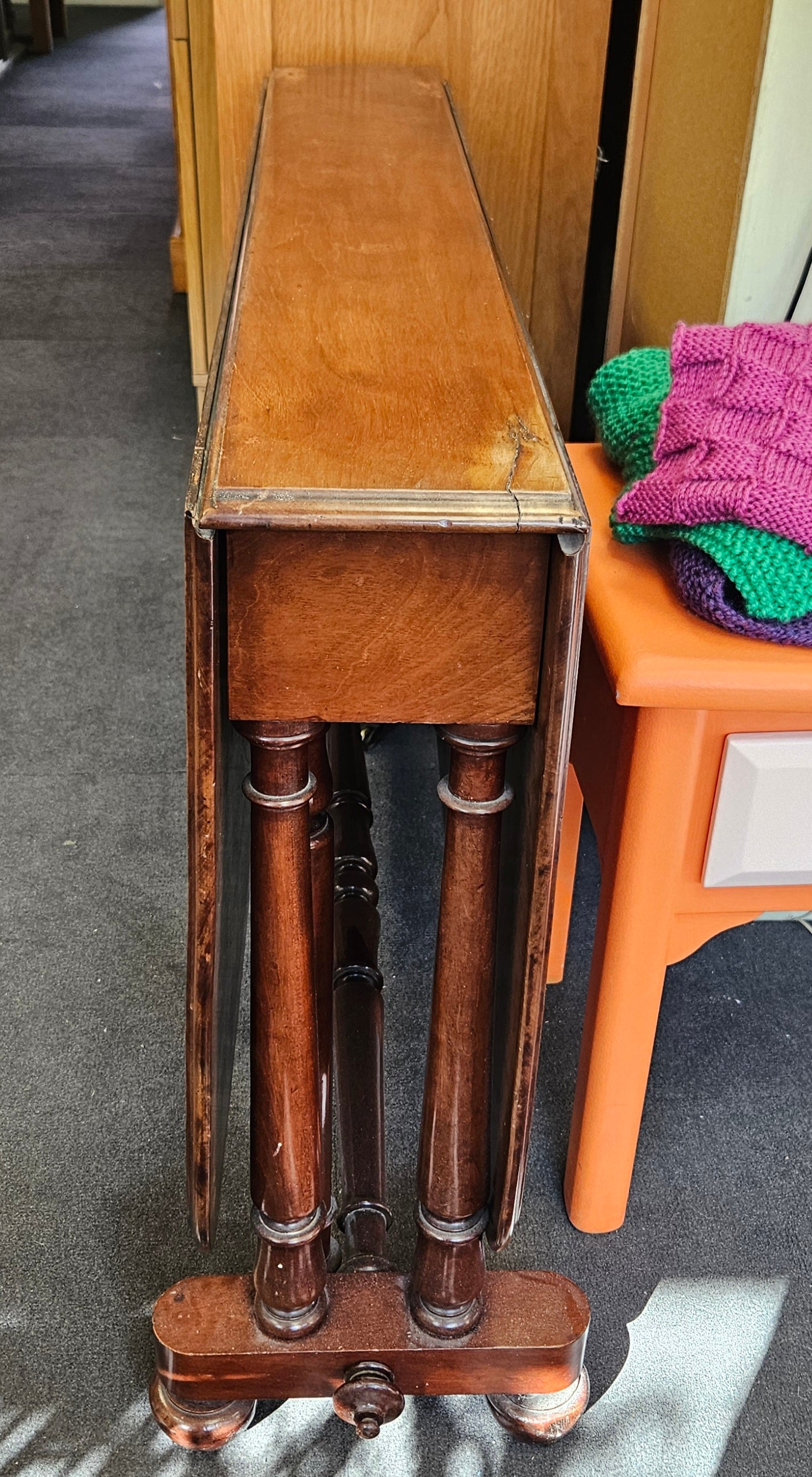 Dropleaf table