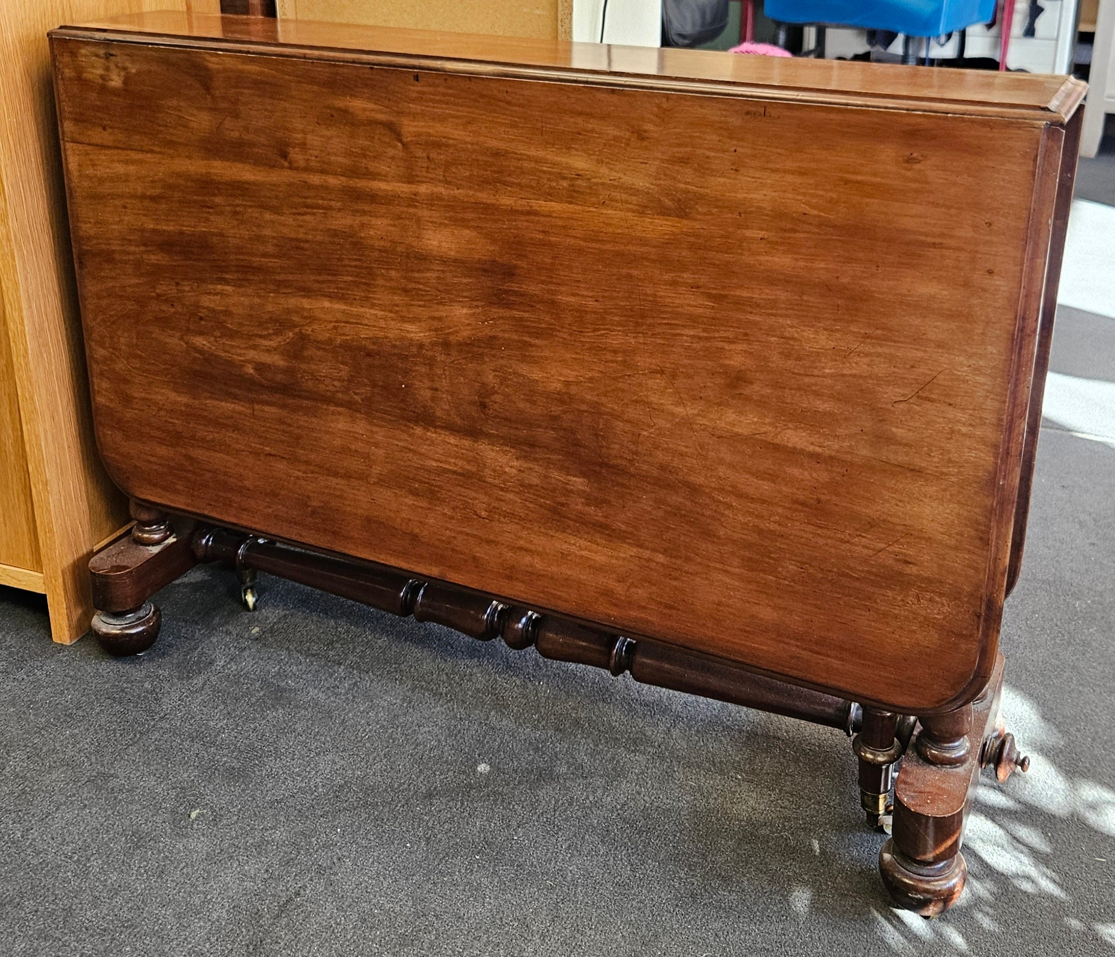 Dropleaf table