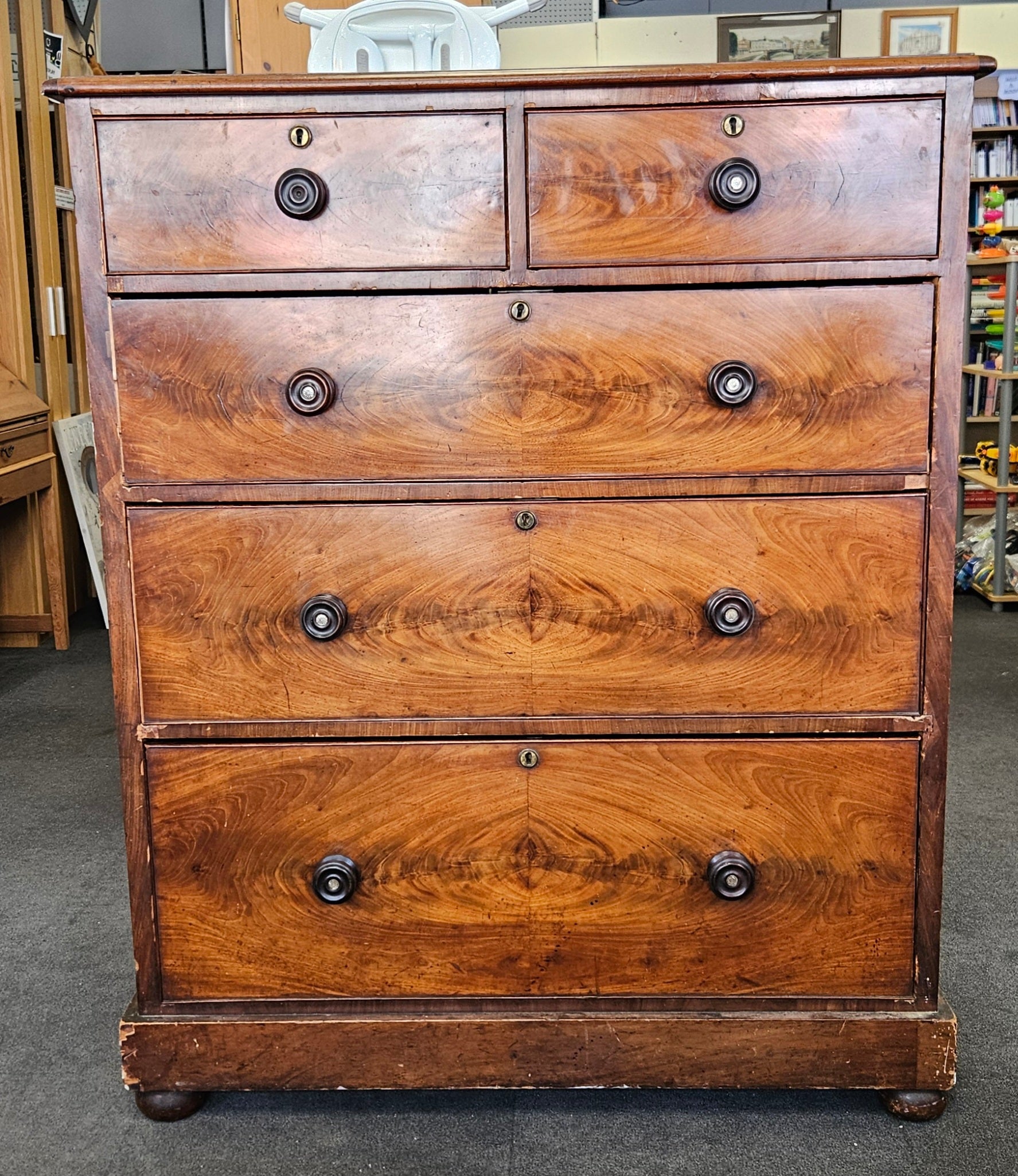 Chest of drawers