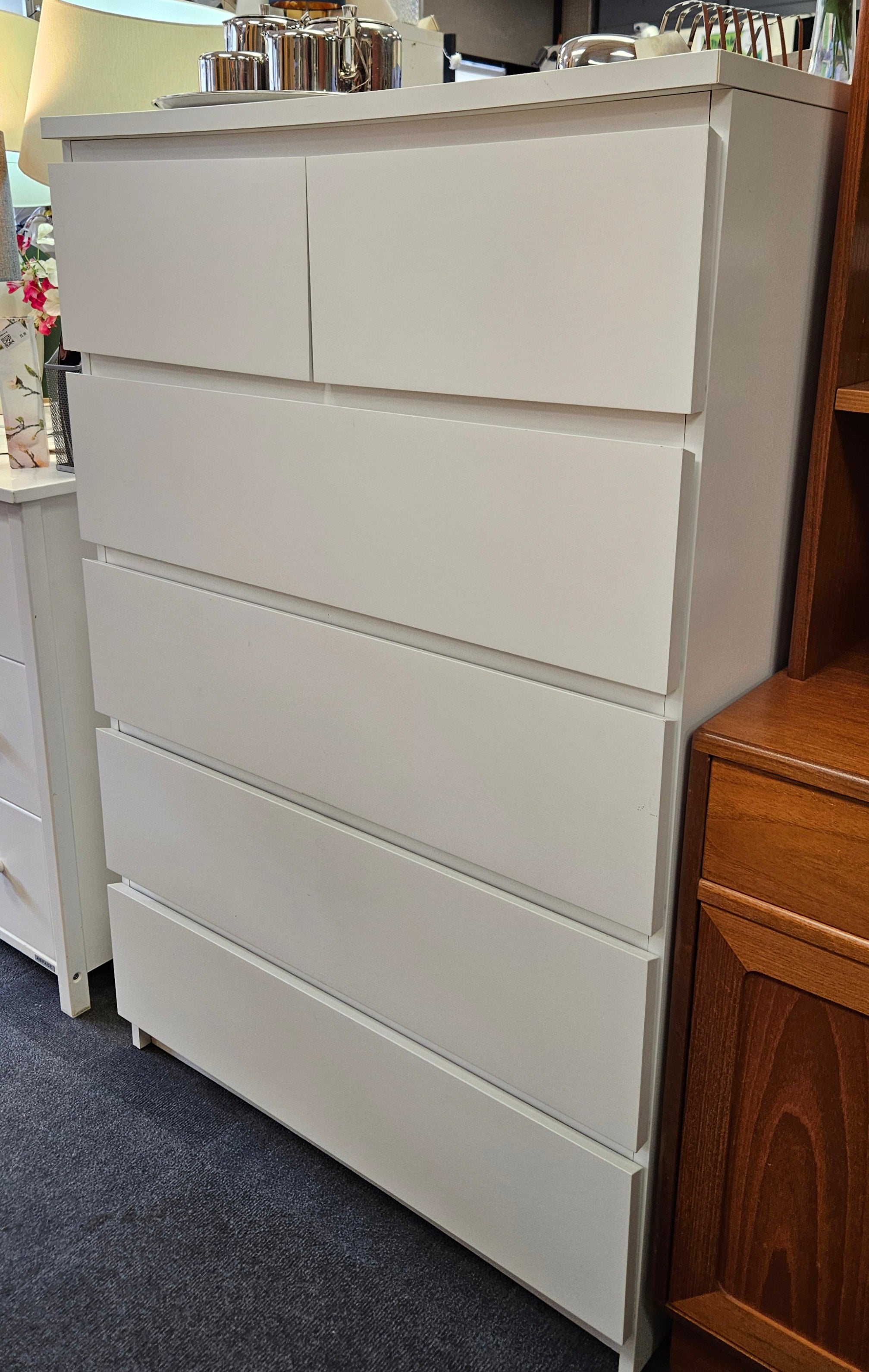 White chest of drawers